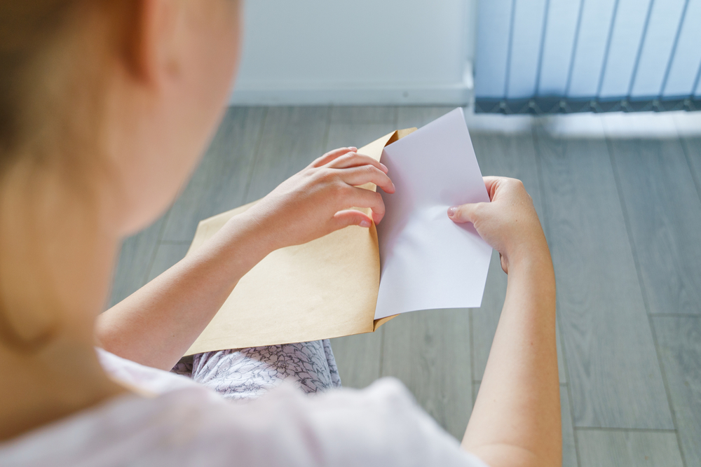 Local UAE-Based Courier for Document Delivery